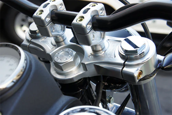 JOKER MACHINE TOP TRIPLE TREE CLAMPS. HD STREET BOB. XL FORTY EIGHT.