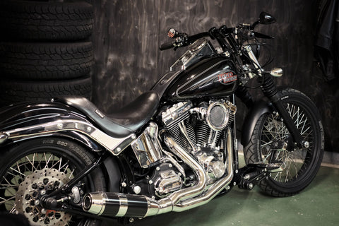Le Pera. Bare Bones. Solosete. Sort. HD softail med 200 bakhjul. 2006-17.